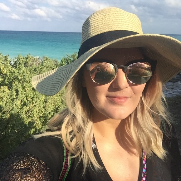 Meet your Posher, Taylor - Picture 2 of 2